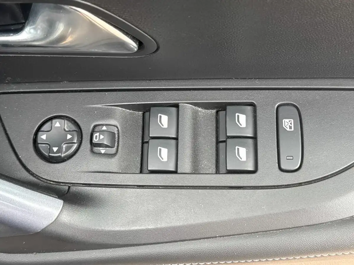 2020-peugeot-2008-suv-12-puretech-allure-100bhp-big-19