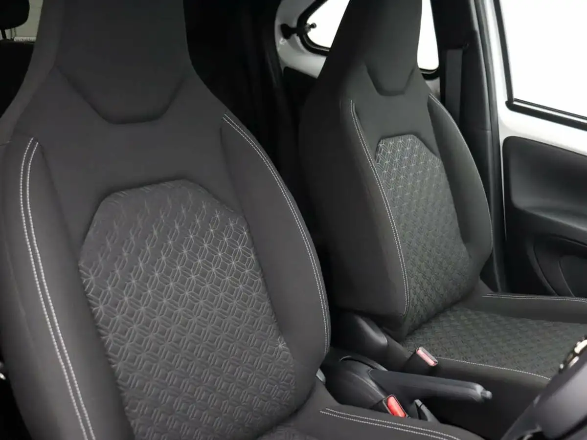 2024-toyota-aygo-x-10-vvt-i-edge-big-14