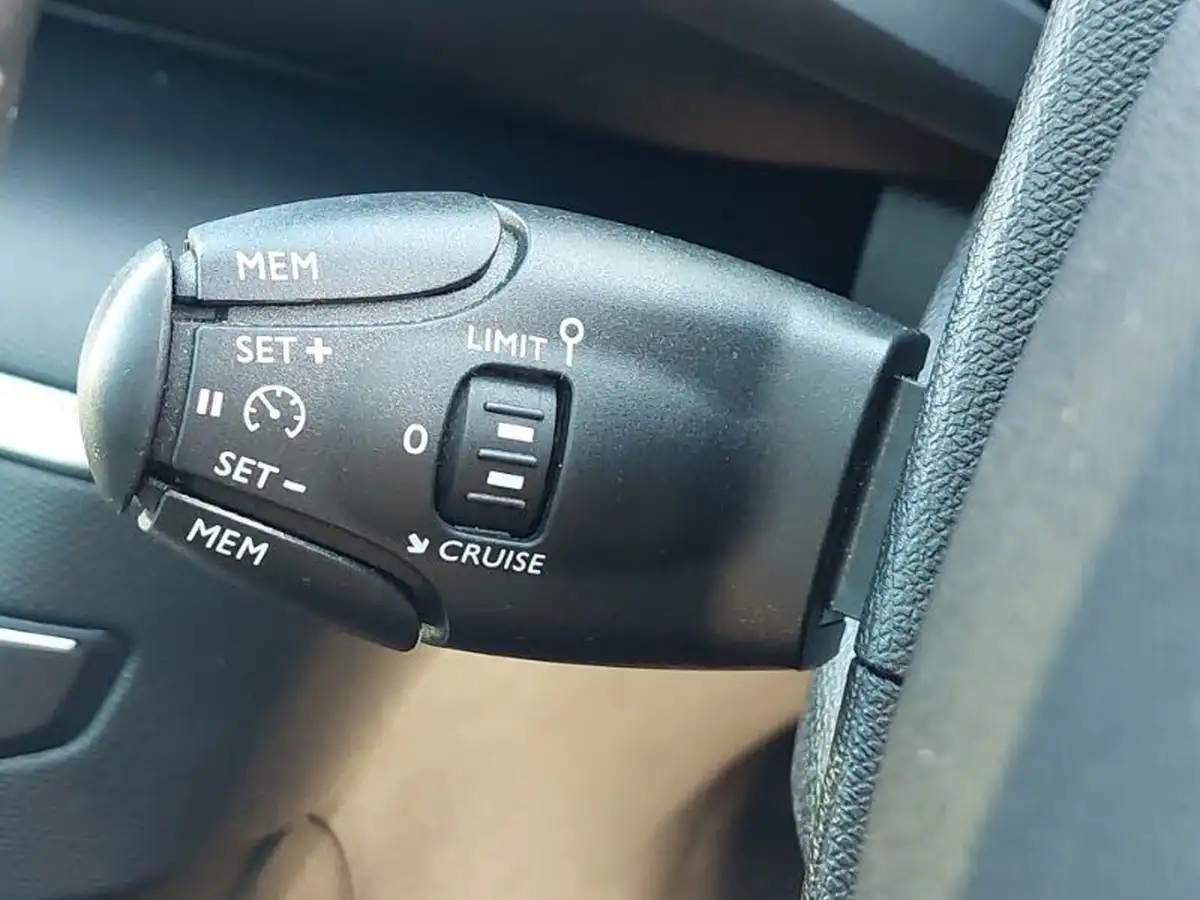 2019-peugeot-308-12-puretech-allure-130bhp-big-15