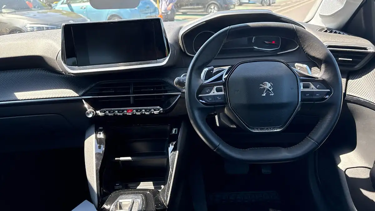 2023-peugeot-208-12-puretech-active-premium-100ps-eat8-big-3