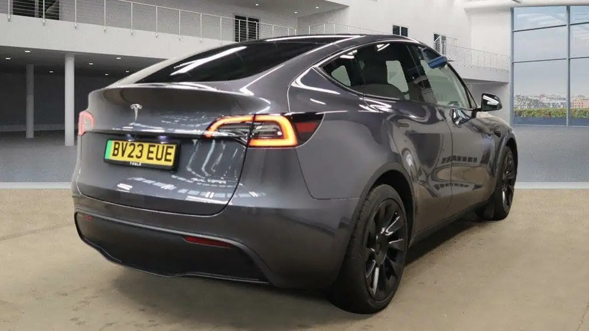 2023-tesla-model-y-e-long-range-big-7