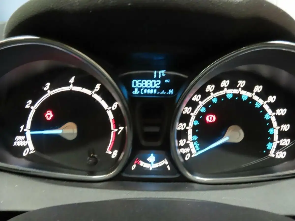 2015-ford-fiesta-10t-zetec-100ps-ecoboost-ss-5d-big-11