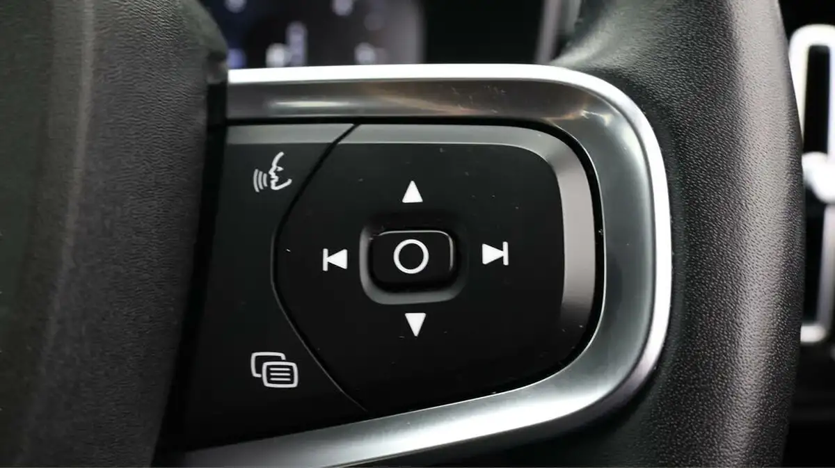 2020-volvo-xc40-20td-d3-momentum-geartronic-big-22