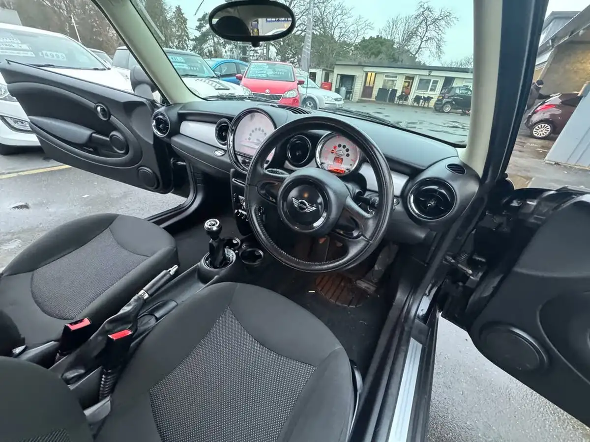 2011-mini-cooper-16-one-98bhp-hatchback-3d-big-37