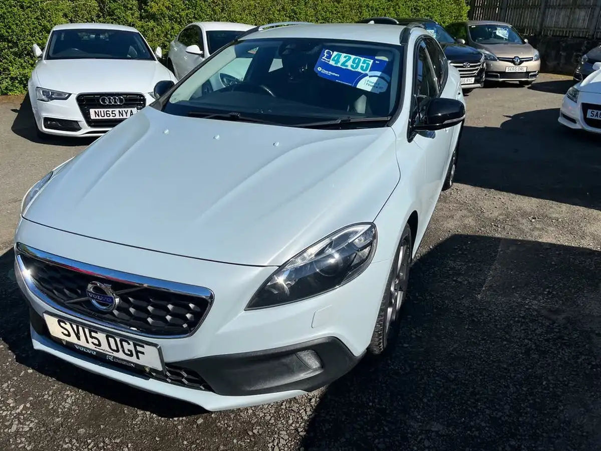 2015-volvo-v40-16td-d2-cross-country-lux-nav-big-3