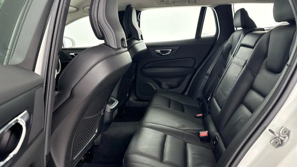 2020-volvo-v60-20-t4-momentum-plus-big-13