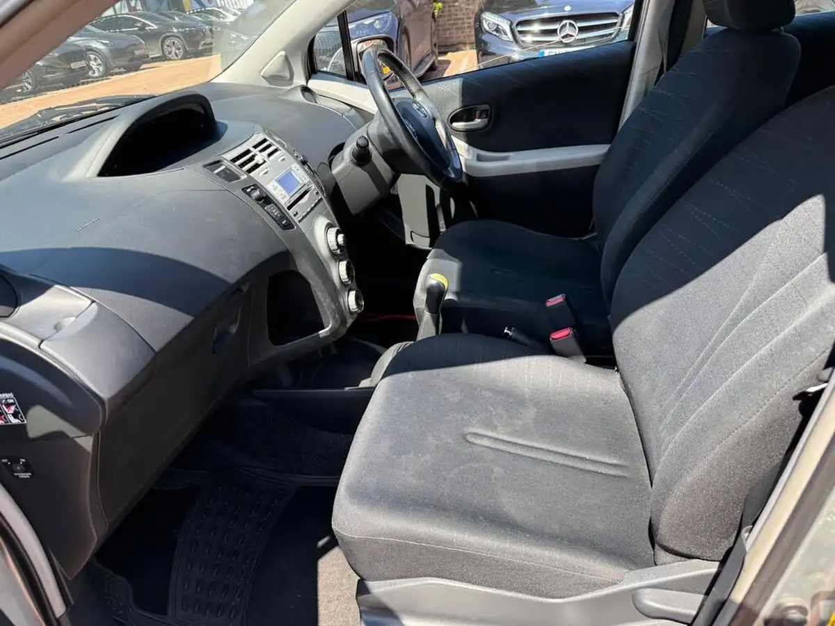 2007-toyota-yaris-13-tr-5d-big-28