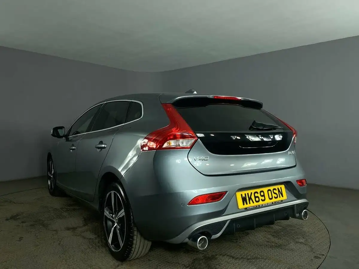 2019-volvo-v40-20td-d2-r-design-edition-big-13