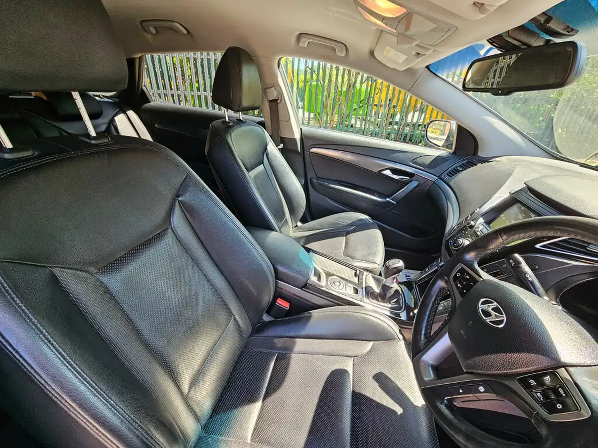 2018-hyundai-i40-17crdi-se-nav-business-141ps-tourer-5d-big-2