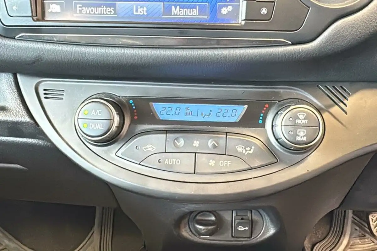 2014-toyota-yaris-15-vvt-i-excel-hybrid-big-24