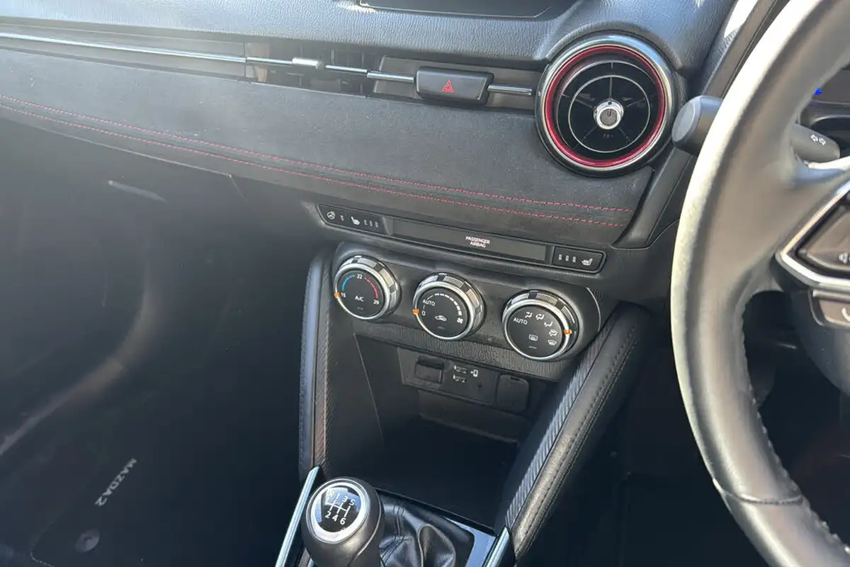 2024-mazda-mazda2-15-e-skyactiv-g-homura-aka-90ps-big-13