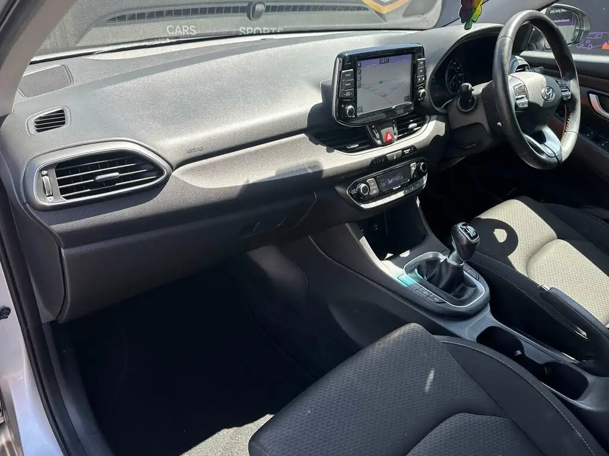 2017-hyundai-i30-16crdi-se-nav-110ps-blue-drive-hatchback-big-9