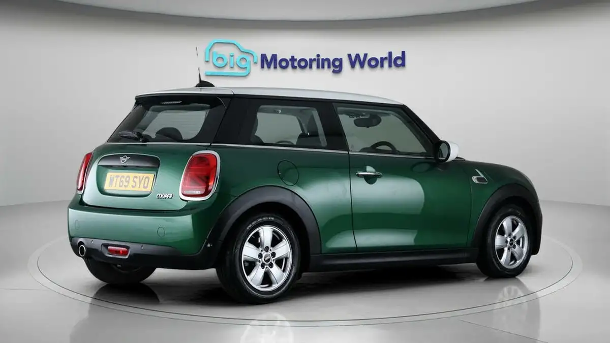2019-mini-cooper-15-cooper-classic-hatchback-3d-big-7