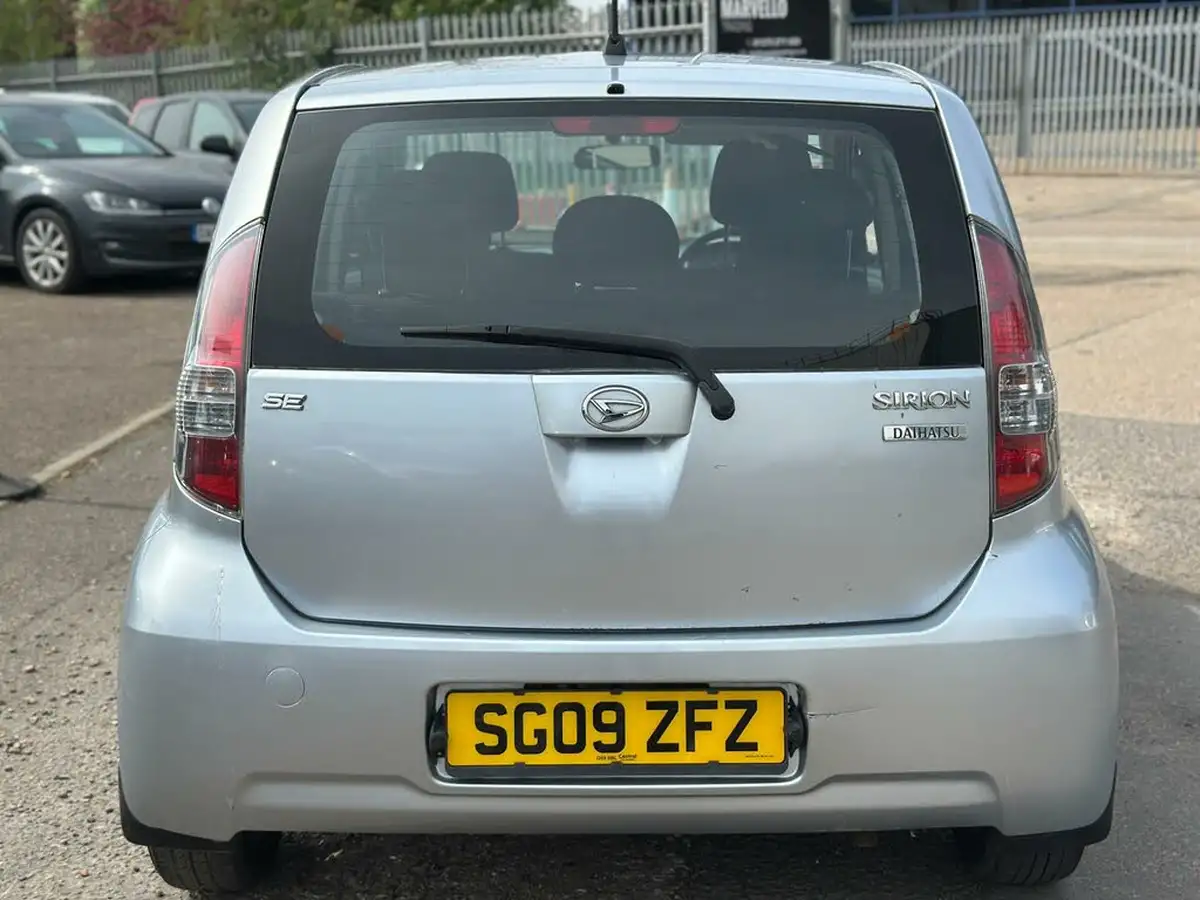 2009-daihatsu-sirion-13-se-big-29