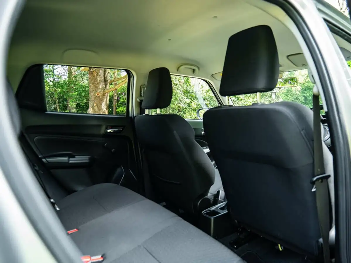 2019-suzuki-swift-12-dualjet-attitude-big-14