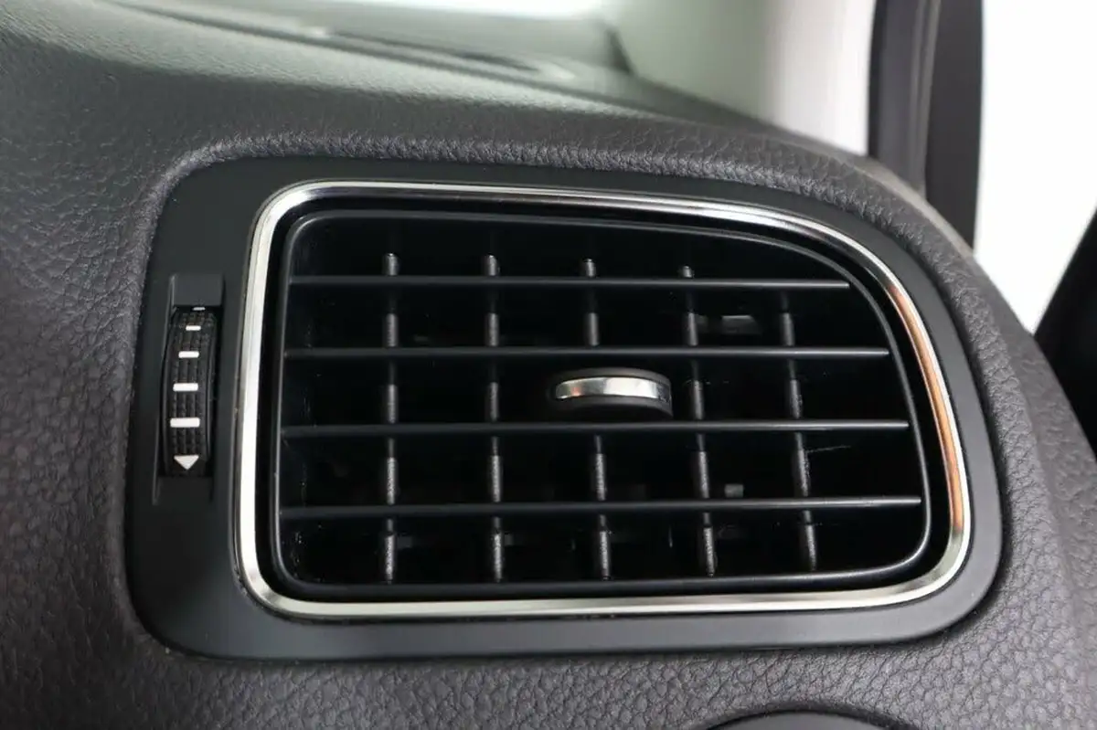 2015-volkswagen-polo-10-se-60ps-5d-big-23
