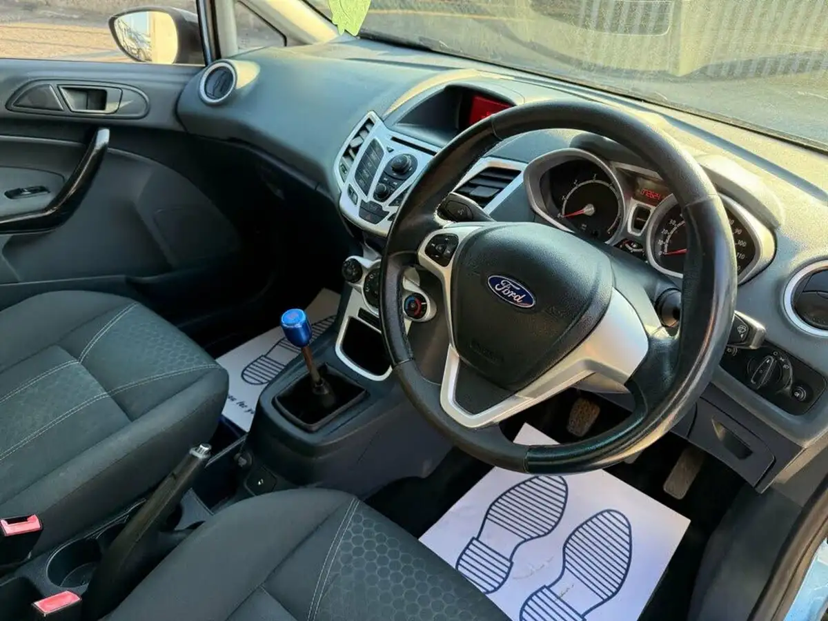 2009-ford-fiesta-125-zetec-5d-big-19