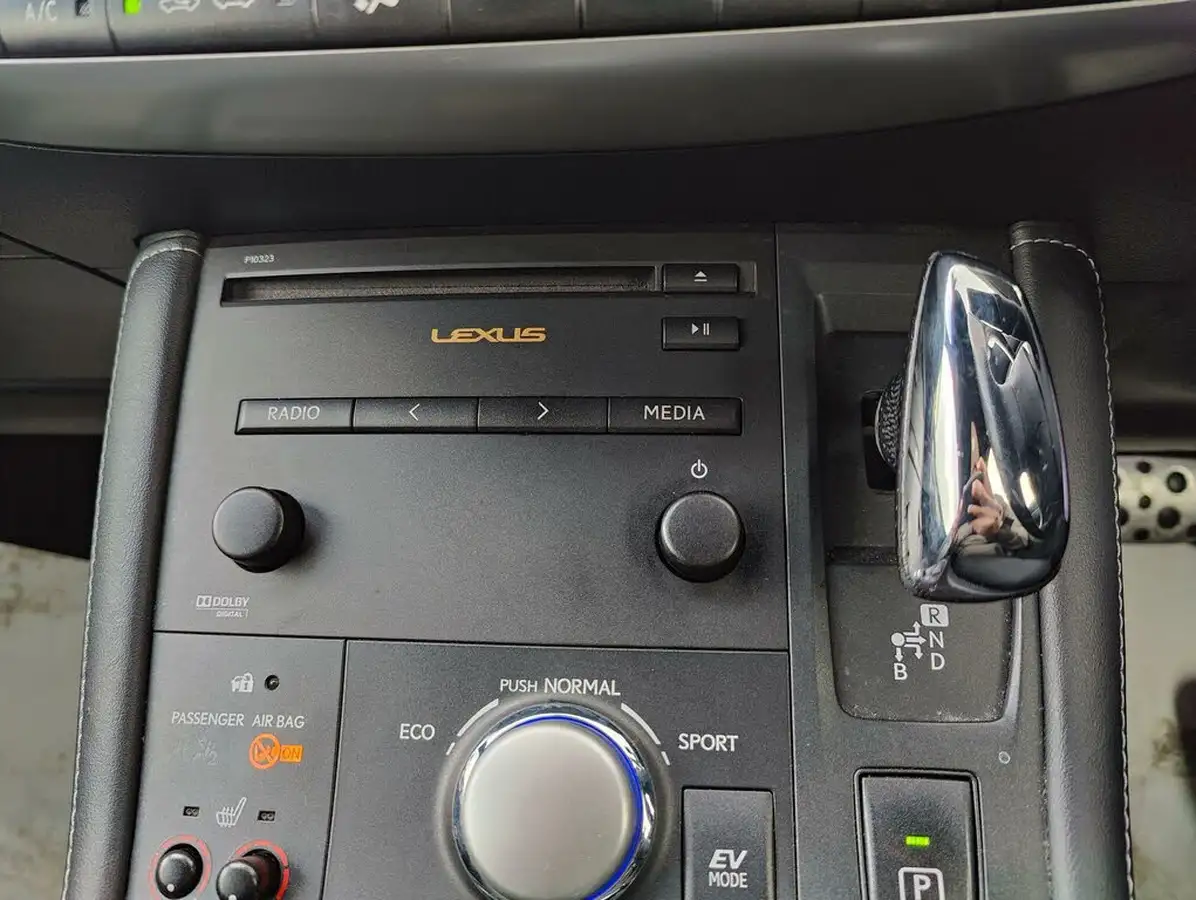 2013-lexus-ct-200h-18-f-sport-big-21