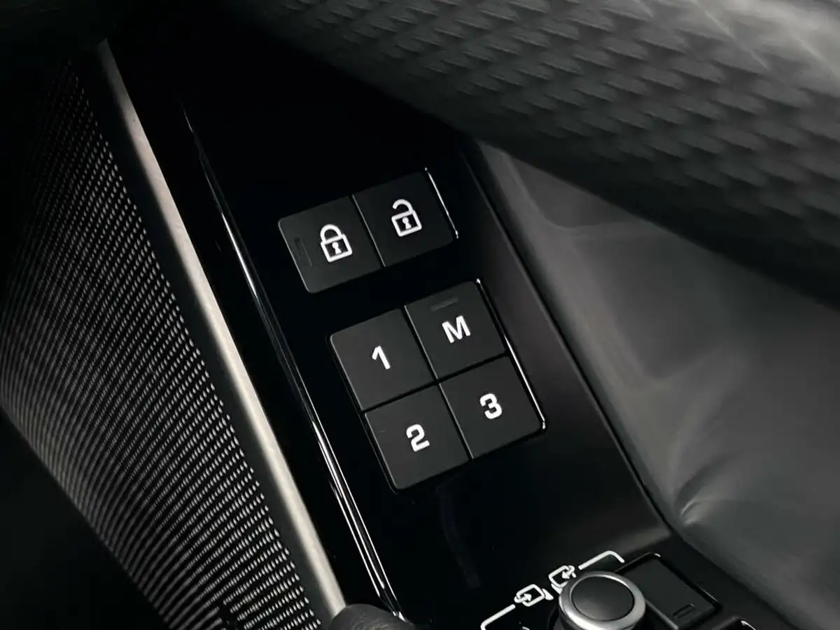 2021-land-rover-range-rover-velar-20-d200-velar-edition-big-23