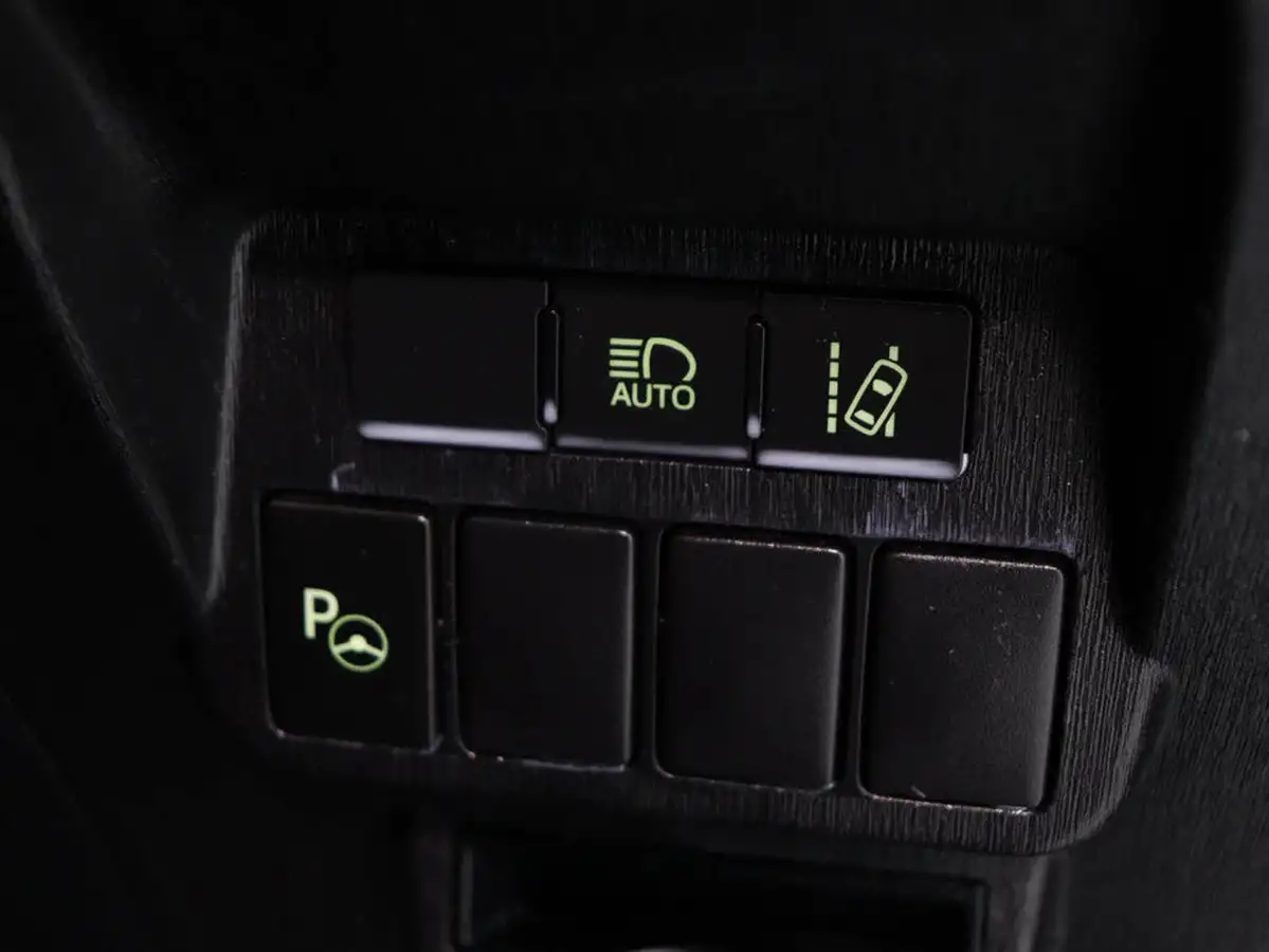 2020-toyota-prius-18-vvt-i-excel-big-27