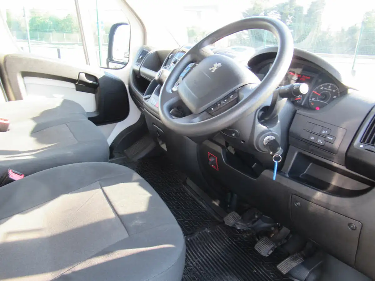 2019-peugeot-boxer-20-bluehdi-335-l4-luton-bfb-big-12