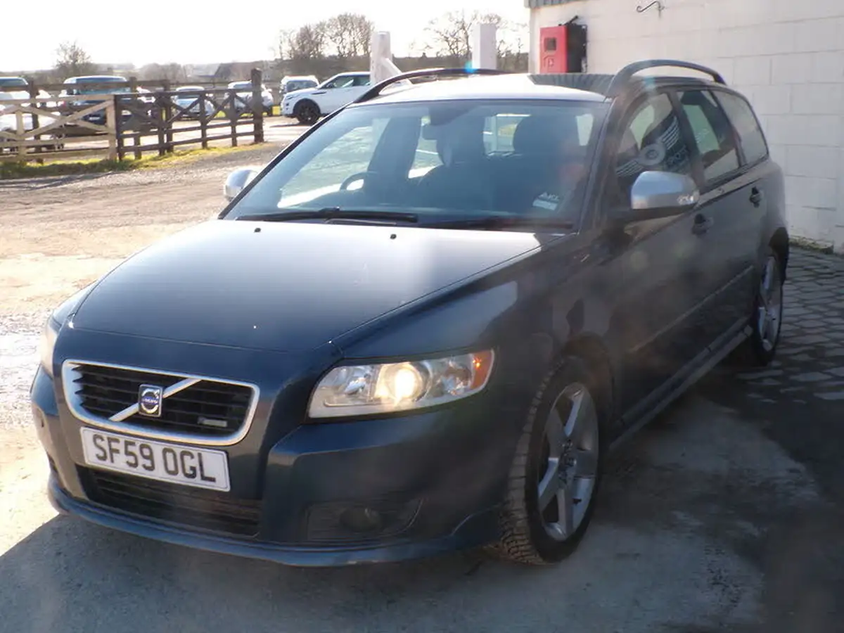 2009-volvo-v50-20td-r-design-big-2