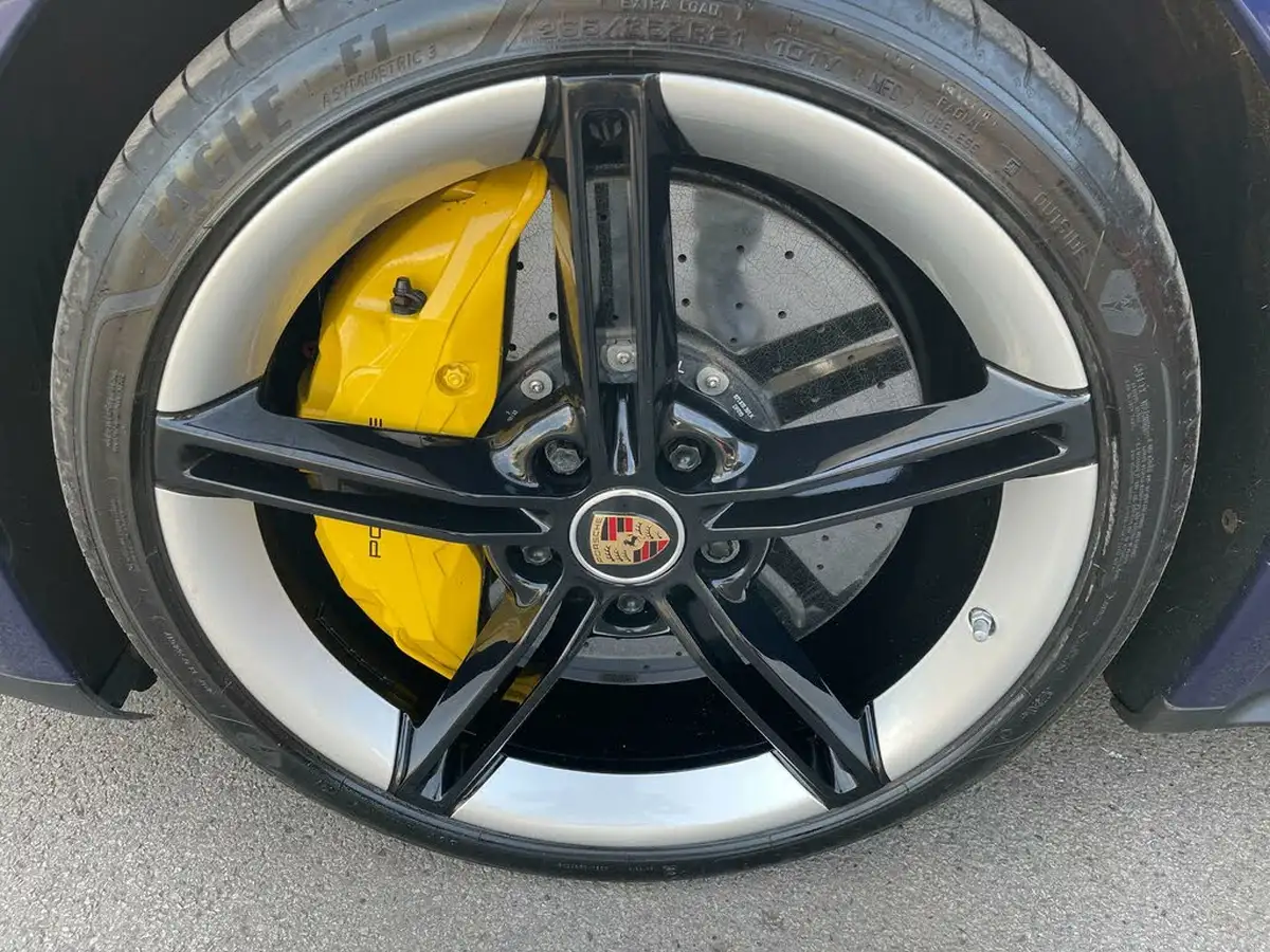 2020-porsche-taycan-e-turbo-s-big-39