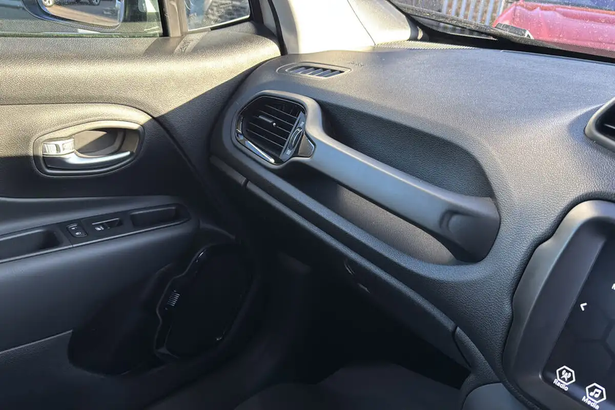 2021-jeep-renegade-10-gse-night-eagle-big-38