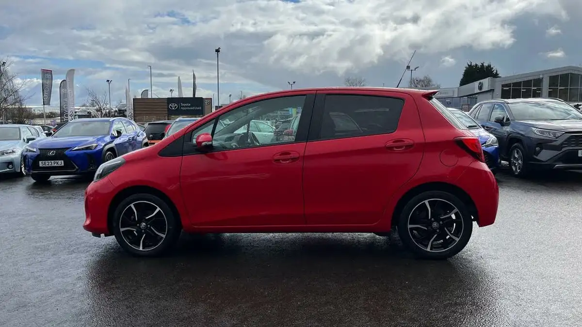 2017-toyota-yaris-133-design-bi-tone-big-16