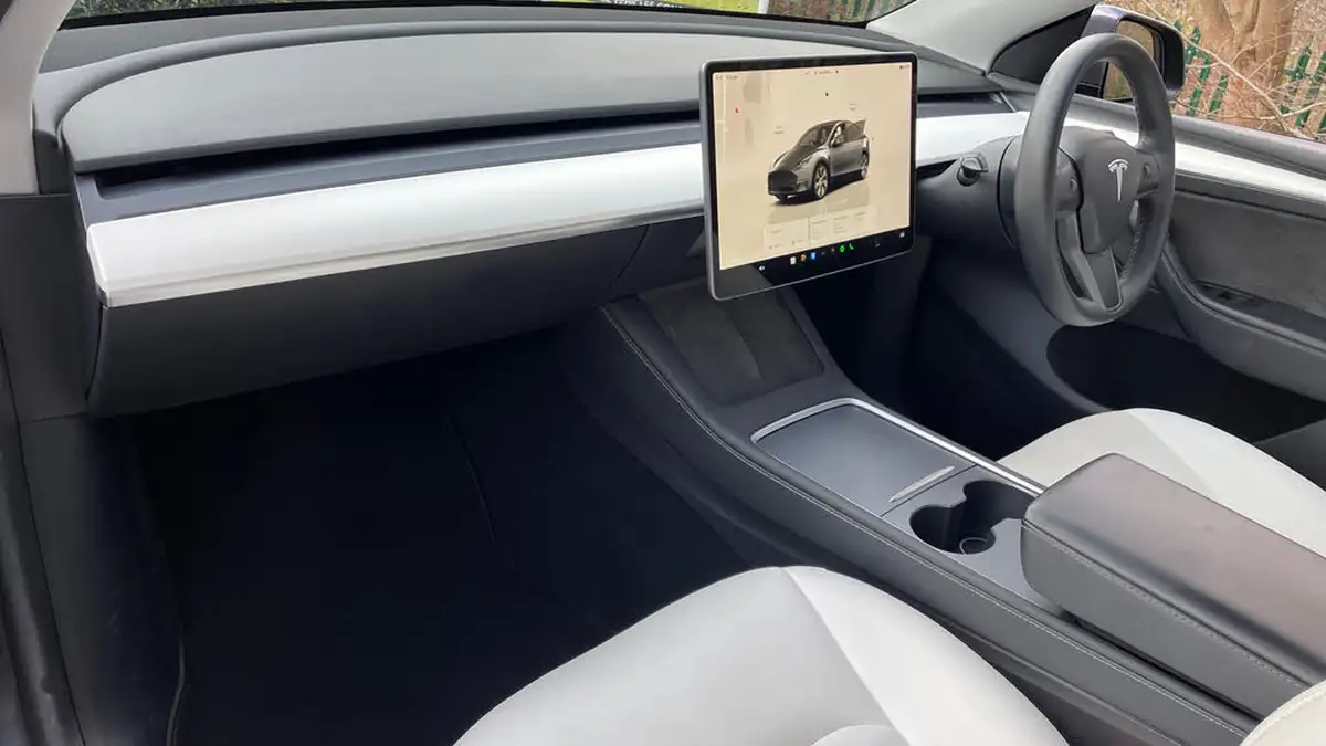 2022-tesla-model-y-e-long-range-big-9