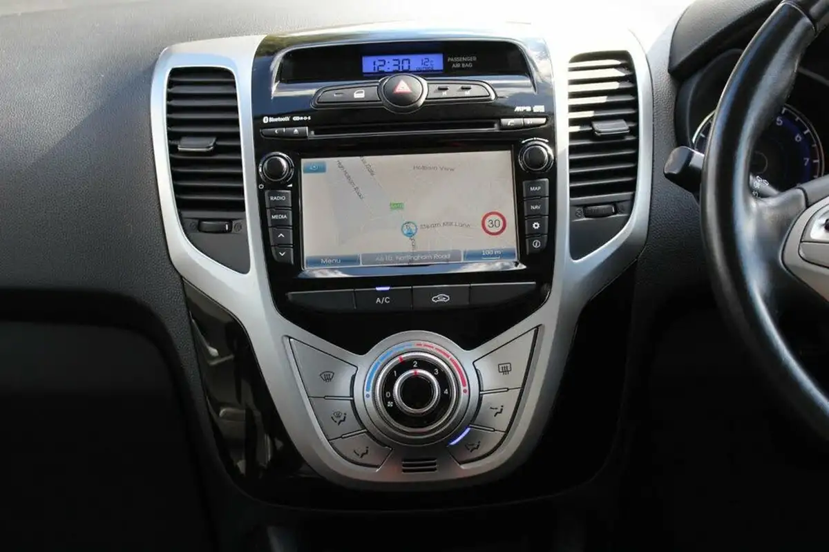 2017-hyundai-ix20-14-se-nav-big-12