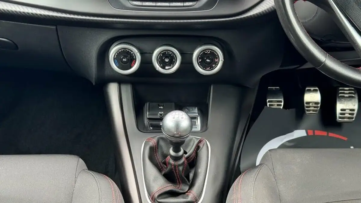 2015-alfa-romeo-giulietta-14-tb-sprint-big-21