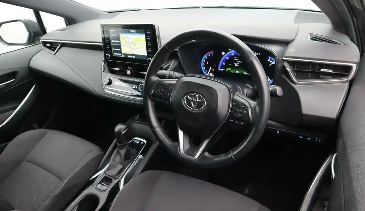 2021-toyota-corolla-18-vvt-i-design-trk-touring-sports-5d-big-9