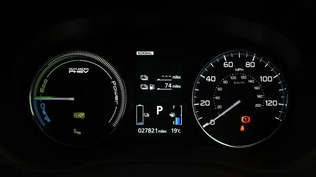 2017-mitsubishi-outlander-20-4h-phev-big-10