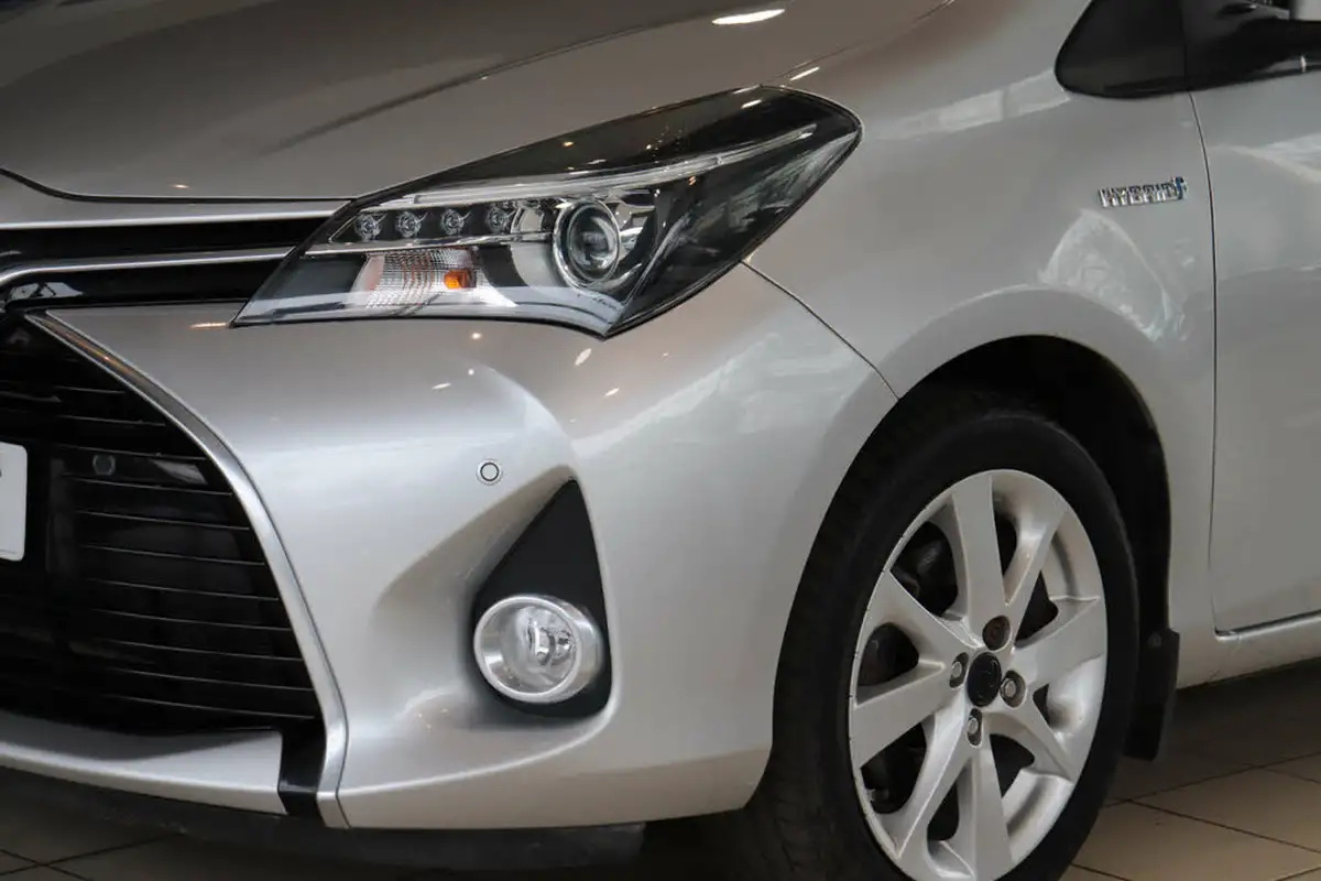 2015-toyota-yaris-15-vvt-i-sport-hybrid-big-60