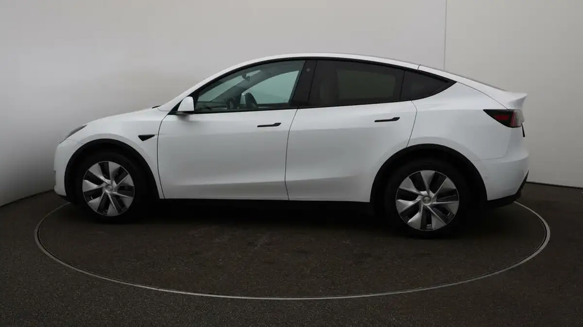 2022-tesla-model-y-e-long-range-big-44