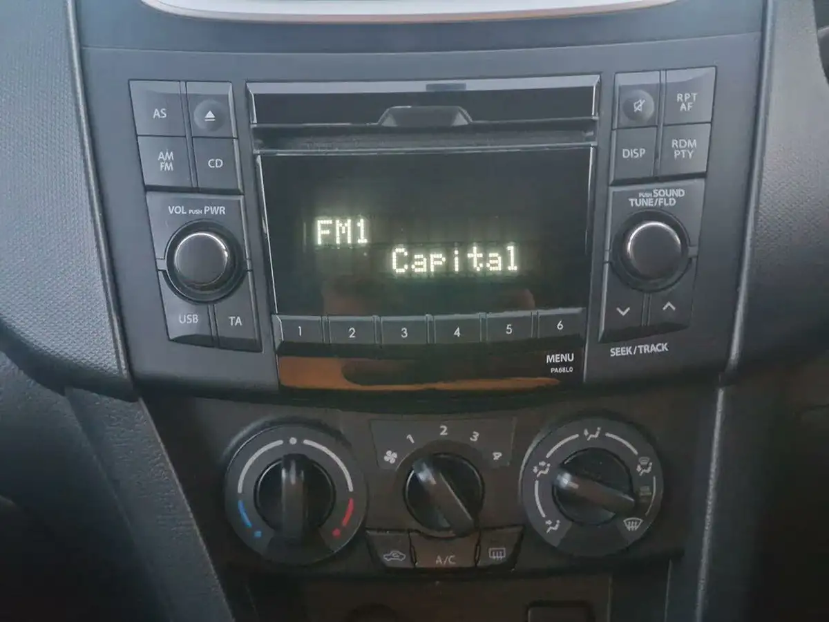 2012-suzuki-swift-12-attitude-3d-big-20