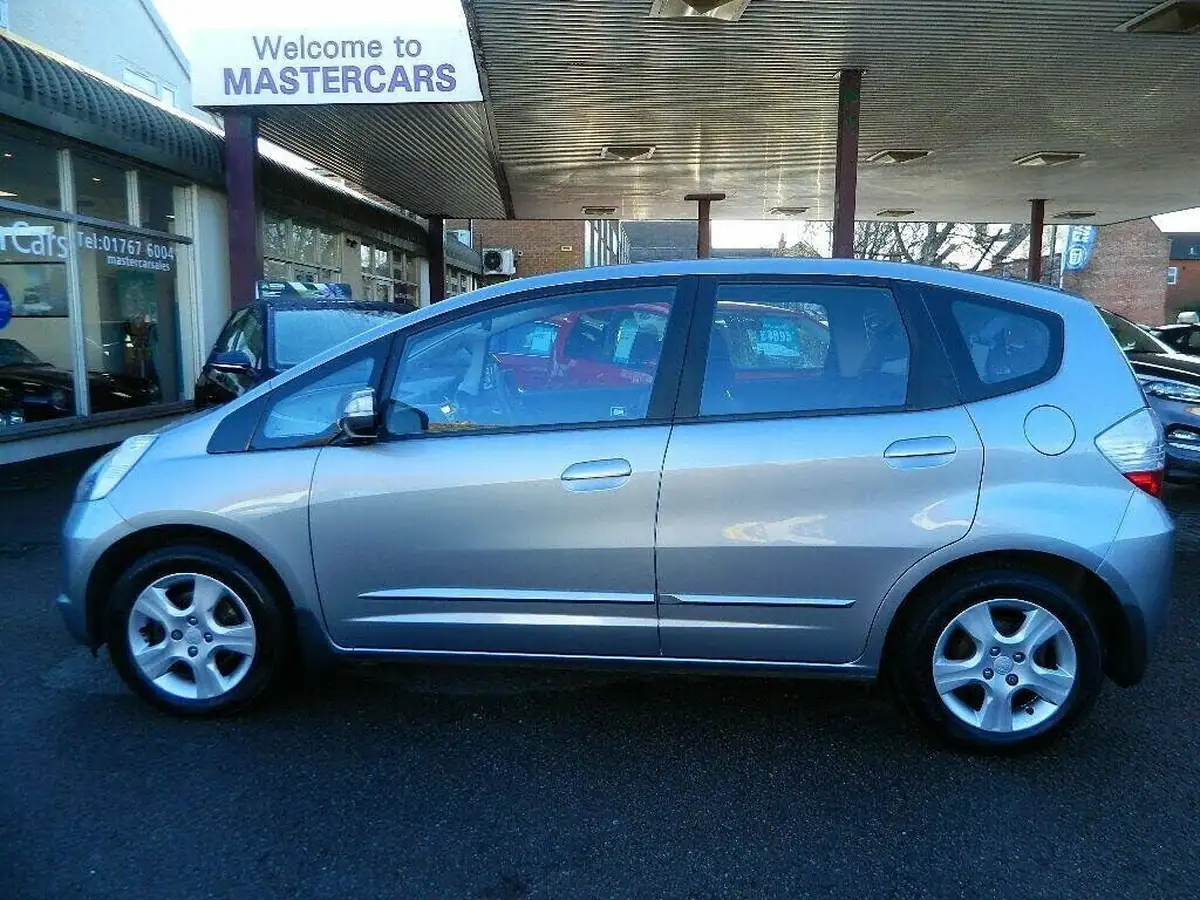2009-honda-jazz-14-es-t-big-9