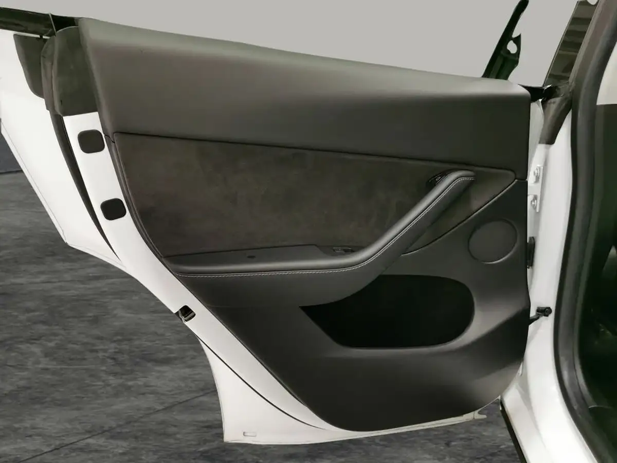 2022-tesla-model-y-e-long-range-big-34