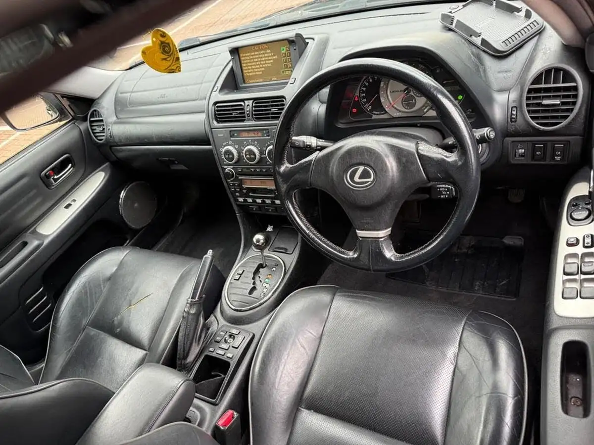 2005-lexus-is-200-20-se-auto-big-15