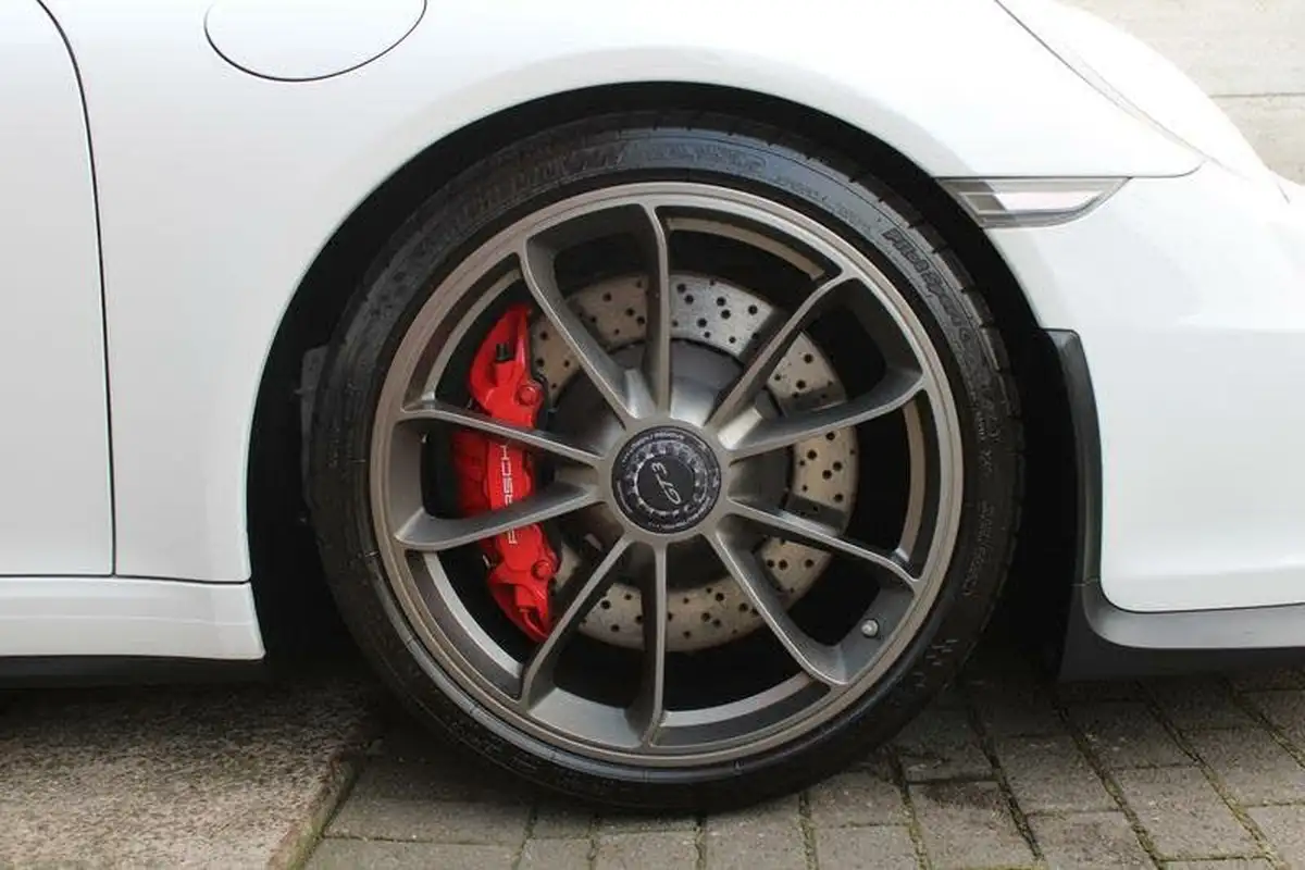 2013-porsche-911-38-gt3-big-3