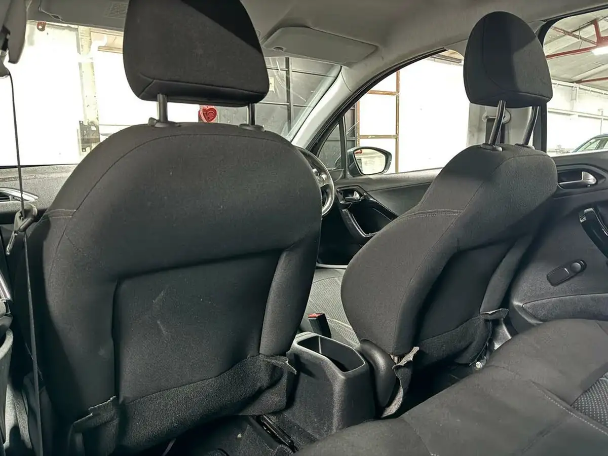 2013-peugeot-208-12-active-5d-big-40