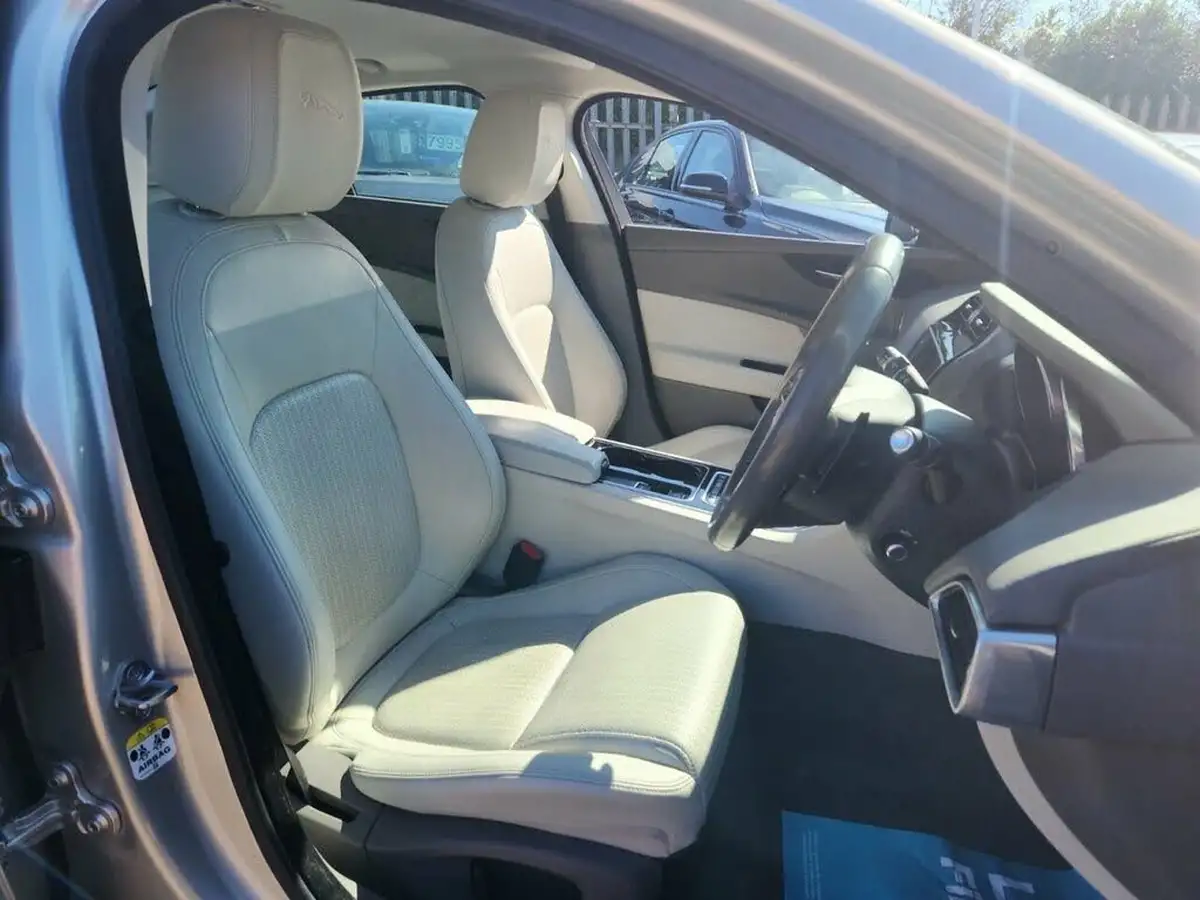 2015-jaguar-xe-20td-portfolio-180ps-auto-big-24