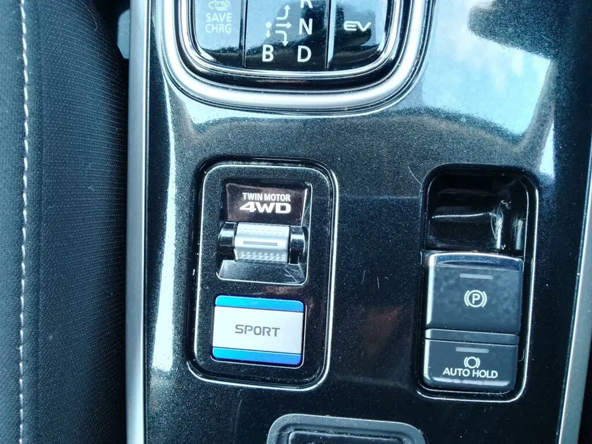 2020-mitsubishi-outlander-24-reflex-plus-commercial-big-36