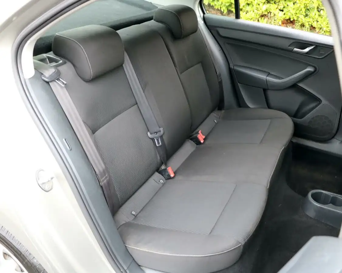 2013-skoda-rapid-14-se-big-39