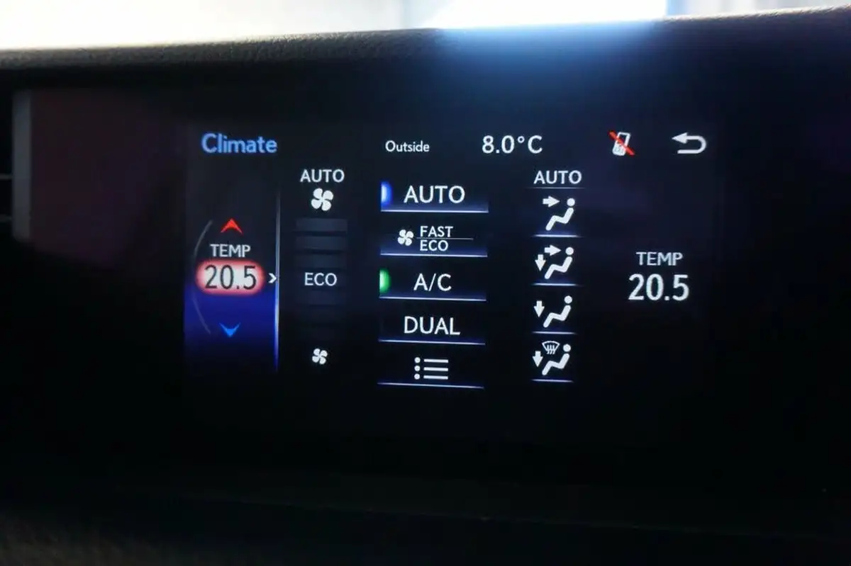 2017-lexus-is-300h-25-advance-big-30