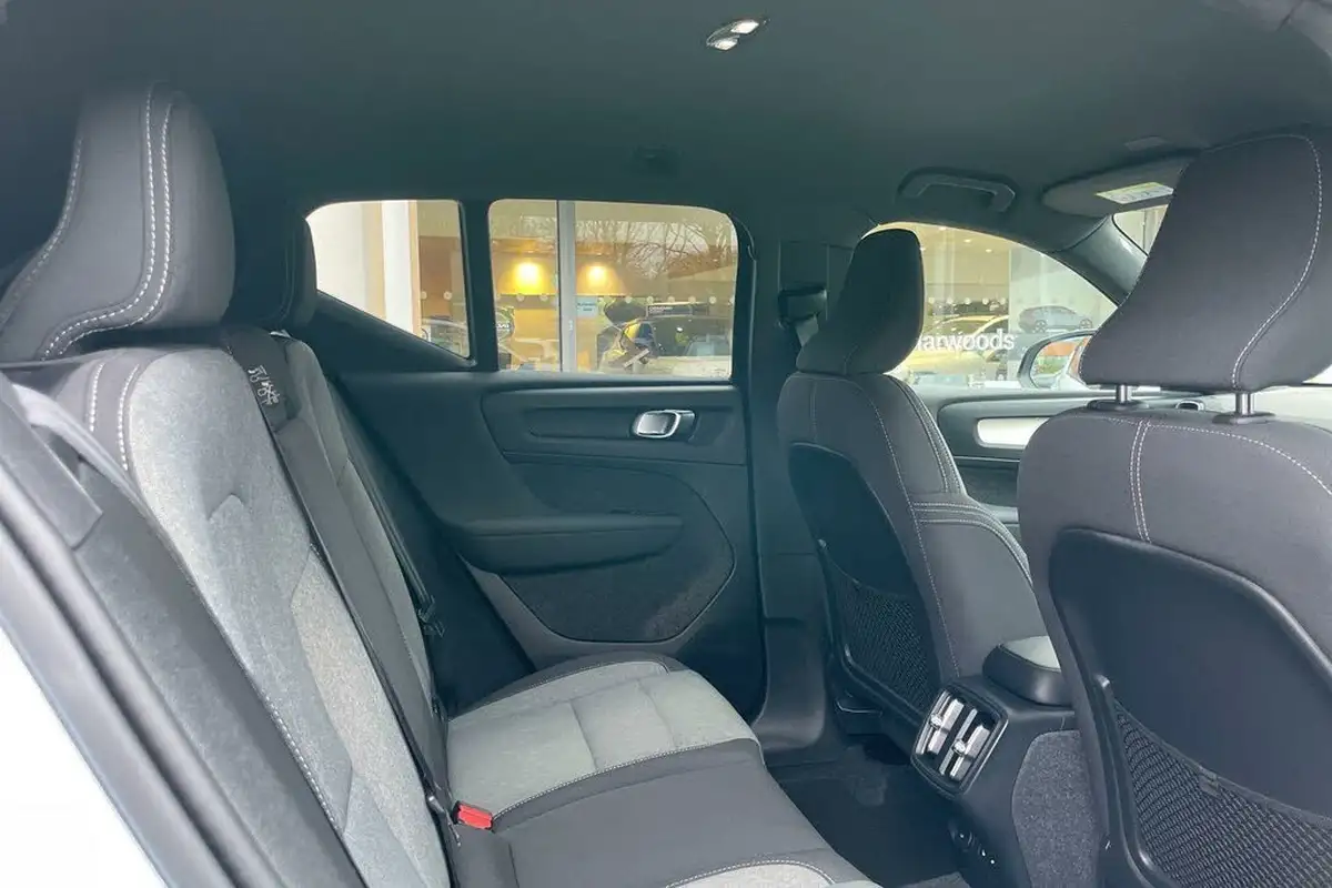 2024-volvo-xc40-20-b3-plus-big-21