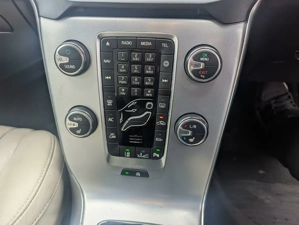 2017-volvo-v40-15-t3-inscription-big-28