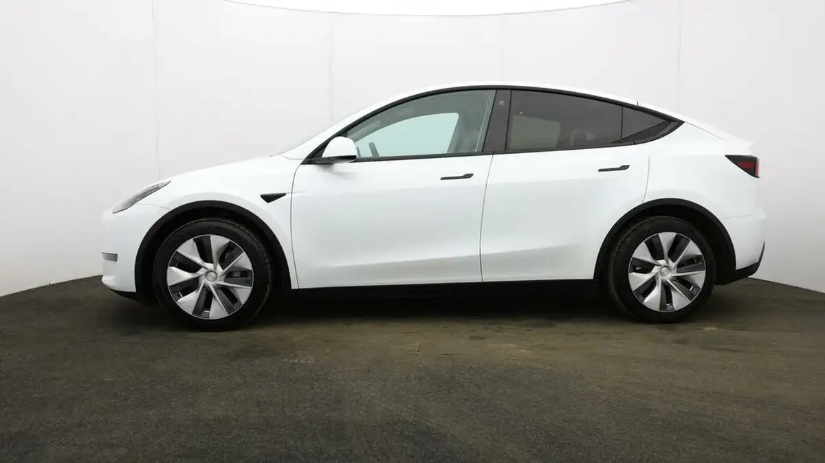 2022-tesla-model-y-e-long-range-big-61