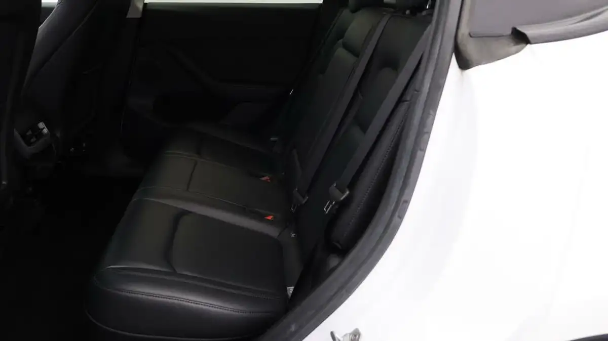 2022-tesla-model-y-e-long-range-big-15